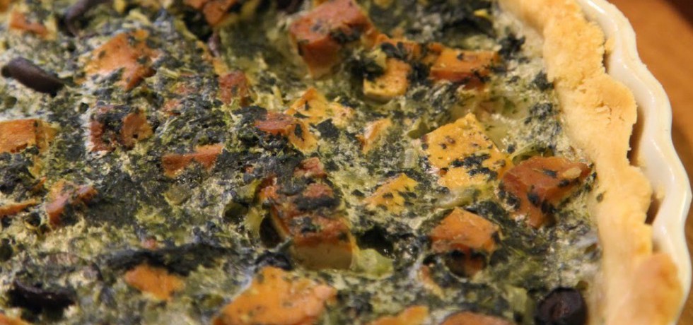 Spenatpaj med tofu i en vit pajform