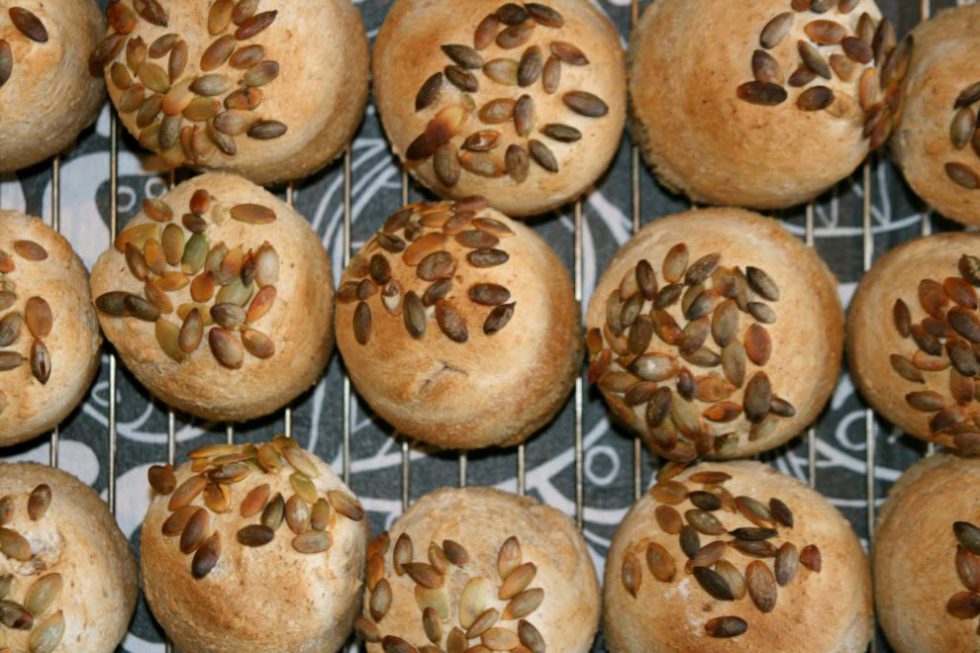 Rågfrallor med pumpafrön ovanpå, sedda ovaniffrån