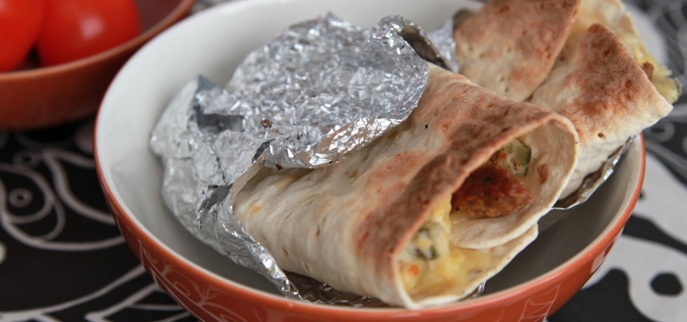 Två wraps med folie nedtill ligger i brun skål