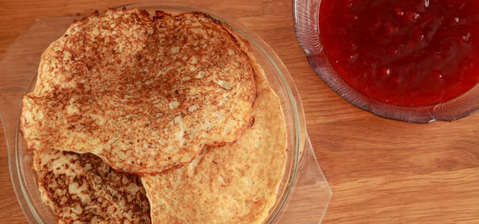 Raggmunkar sedda uppifrån på ett glasfat, till höger syns del av glasskål med lingonsylt i