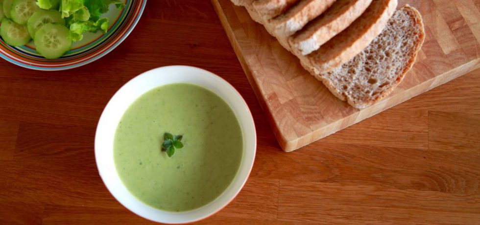 Broccolisoppa i skål uppifrån, till höger en skärbräda med skivat, mjukt bröd, till vänster sallad och skivad gurka