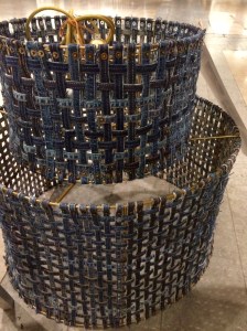 Lampa flätad av jeanstygsrester