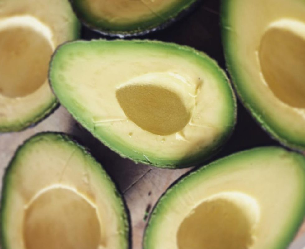 Tre stycken delade och urkärnade avocados