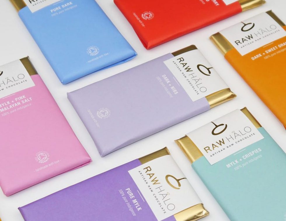 Flera chokladkakor ligger uppradade intill varandra i olika färger