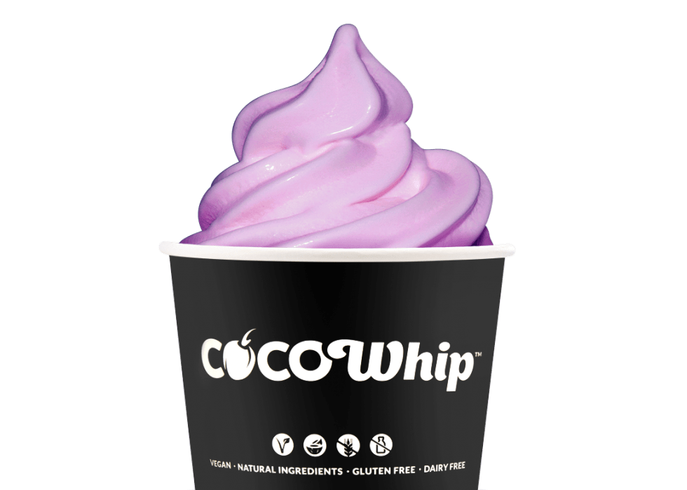 Svart bägare med loggan för CocoWhip i vitt, rosa mjukglass spritsad i.