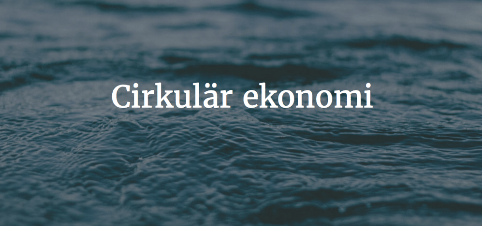 Bild på havsyta med texten Cirkulär ekonomi i vitt skrivet i mitten.