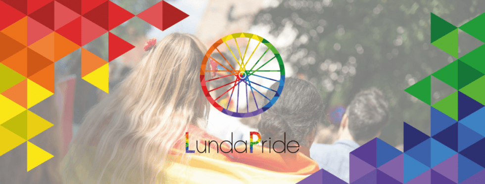 Två personer, en med långt, rakt ljust hår och den till höger med kort mörkt sedda bakifrån. Tonad bild är det ligger trianglar i rött, orange och gult till vänster över bilden och i blått, lila och grönt till höger. I mitten ligger Lundaprides logotyp.
