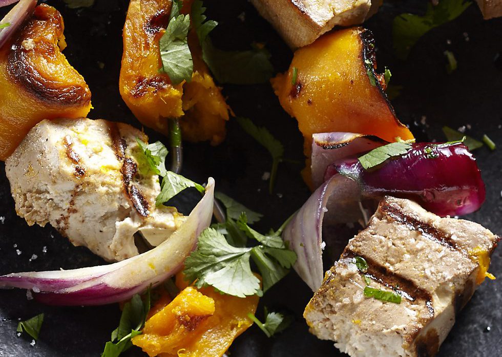 Tofu i tärningar tillsammans med grillade grönsaker