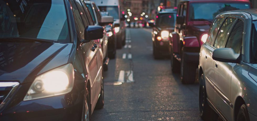 Tvåfilig väg med bilkö i båda körfälten