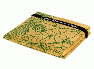 Beige/naturfärgad plånbok med grönt lövmönster på. Svart remsa med vit text i övre delen med texten Green Banana Paper.