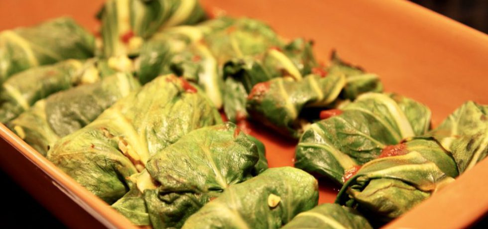 En sandfärgad, rektangelformad keramikform med mangolddolmar i två rader