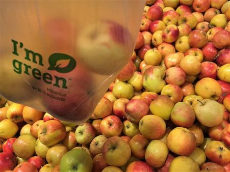 Äpplen med en påse med äpplen i framför