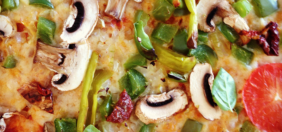 Pizza med färsk tomat, feferoni, grön paprika, champinjoner, soltorkad tomat och gul lök