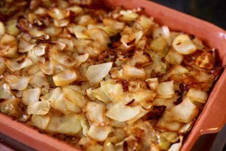 Kålpudding sedd uppifrån i en keramikform