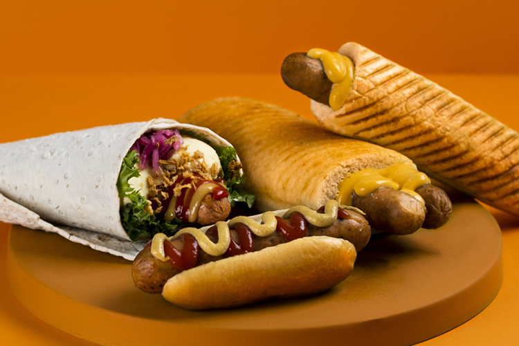 Korvmenyer på ett fat