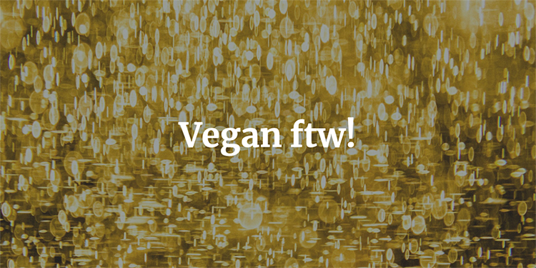 Guldfärgad bakgrund med texten "Vegan btw!" i vitt