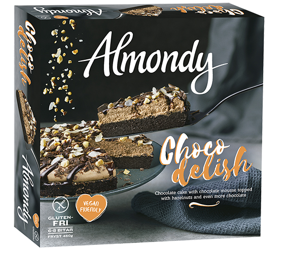 En förpackning med bild på en chokladtårta och texten Almondy Chocodelight på