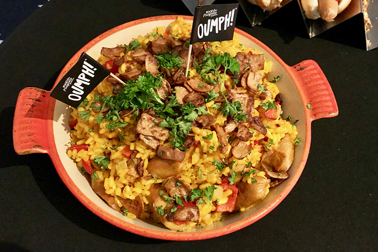 En skål med maträtten paella och en liten flagga med texten Pumph!