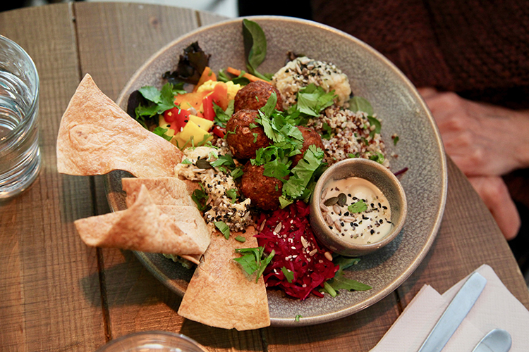 Maträtt med sötpotatis och falafel sedd uppifrån