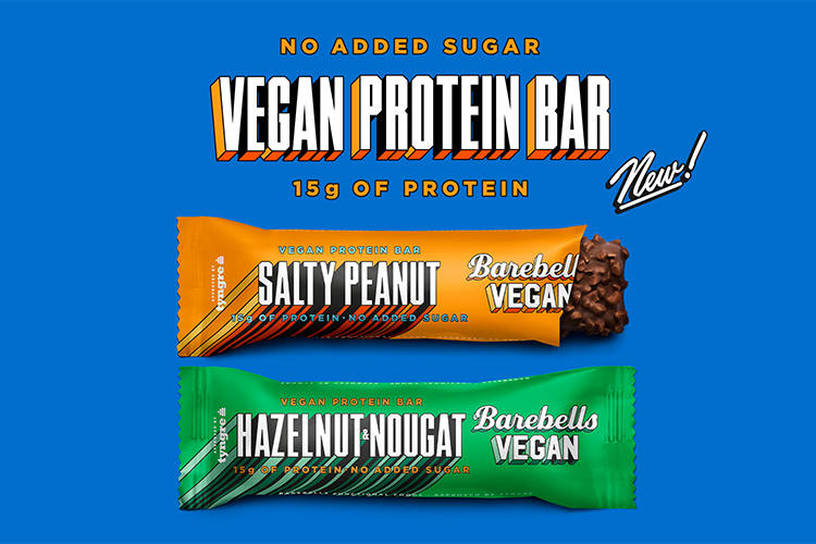Texten VEGAN PROTEIN BAR och två barsförpackningar i orange och grönt mot blå bakgrund