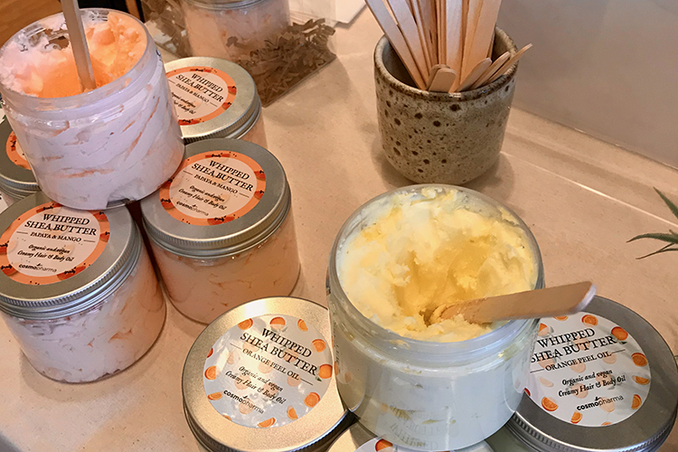 Burkar med bodybutter på ett bord