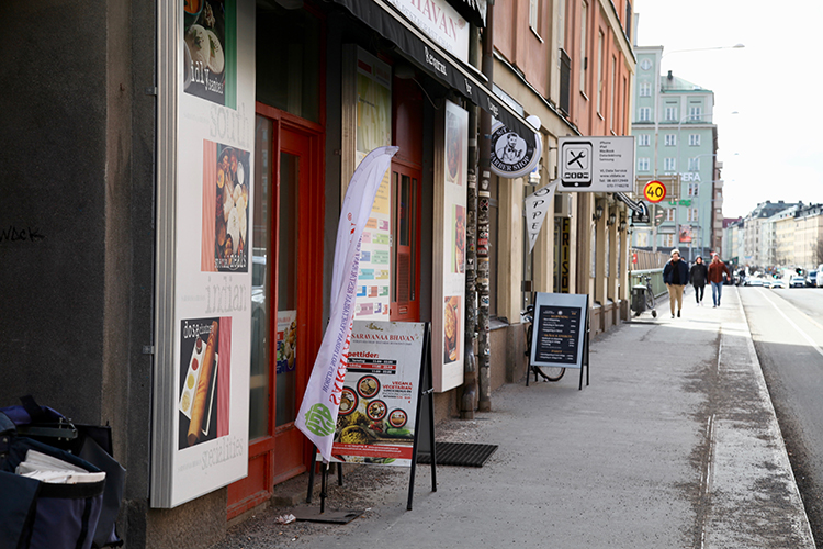 Bild på fasad till restaurang med bilder på indisk mat