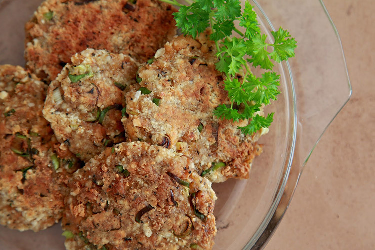 Biffar på ett glasfat, färsk persilja som topping