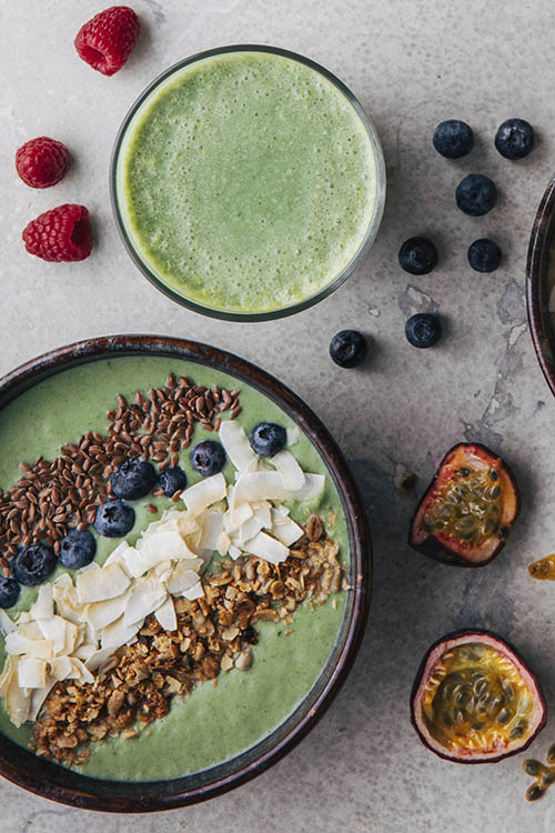 Smoothieskål toppad med färska blåbär och linfrön
