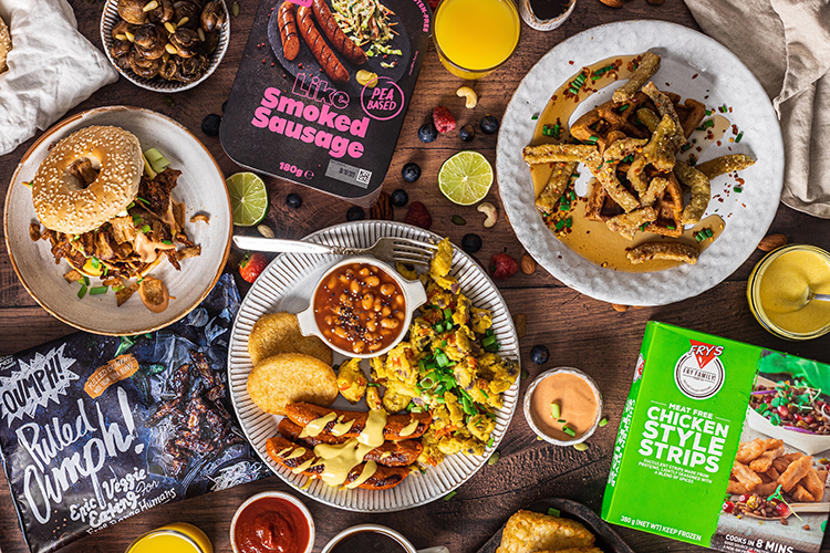 Bord sett uppifrån med flera maträtter och produktförpackningar från Oumph! och Fry's