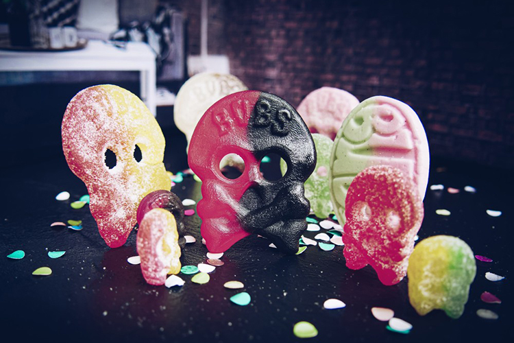 Bubs Hallonlakritsskallen med andra godisar runt