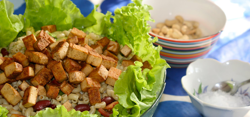 Skäll med sallad, till höger två mindre skålar med cashewnötter och flingsalt