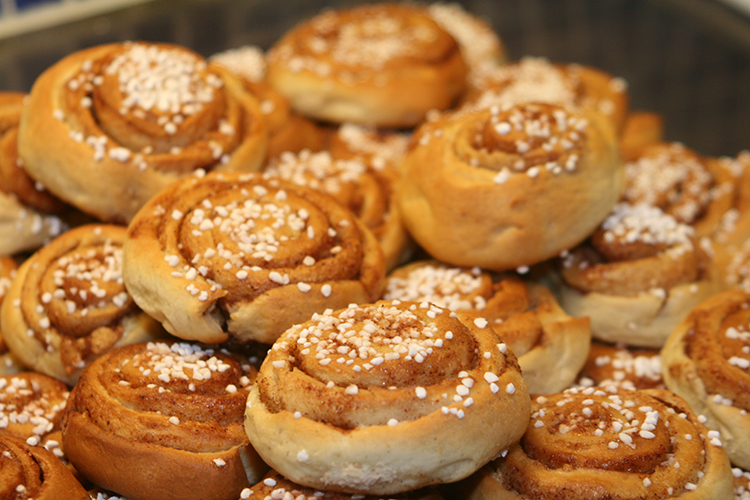 Kanelsnurror på ugnsgaller