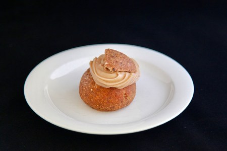 Semla på vitt fat mot svart bakgrund