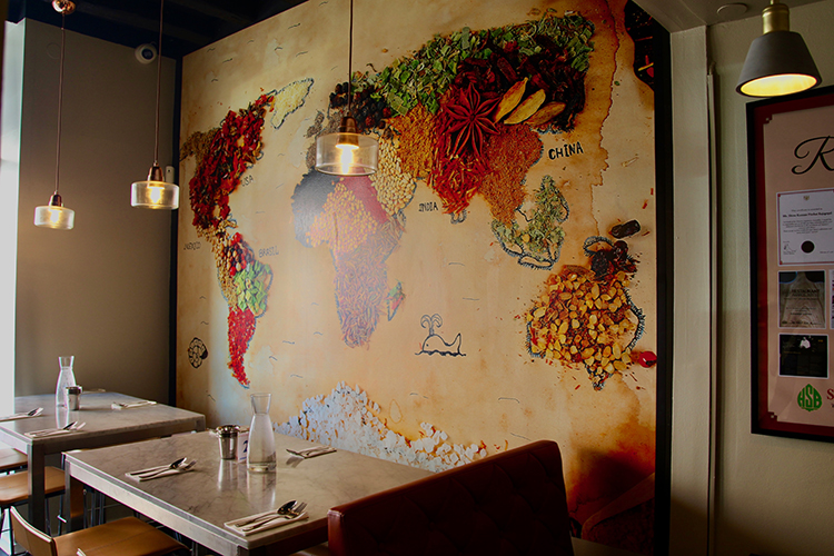 En vägg med en världskarta