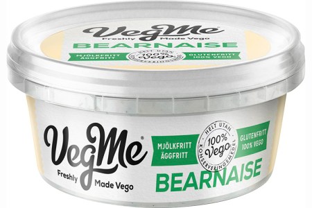 Vit, rund förpackning med texten VegMe i svart och BEARNAISE i grönt