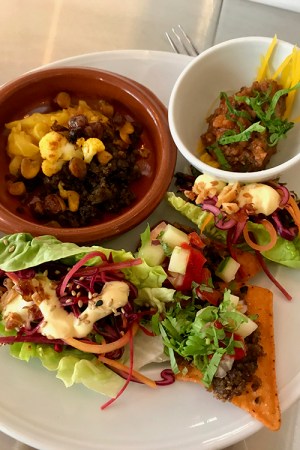 En tallrik med grönsaker och färs upplagt på