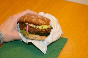 En vegoburgare med tillbehör