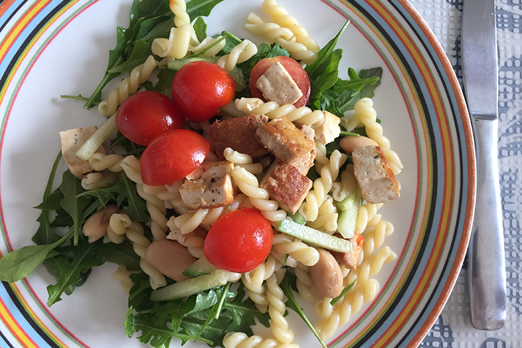 En tallrik med pastasallad