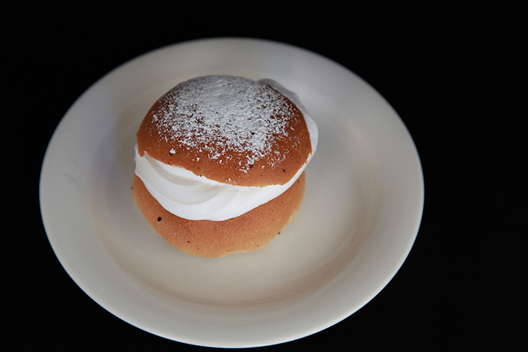 Semla på vitt fat