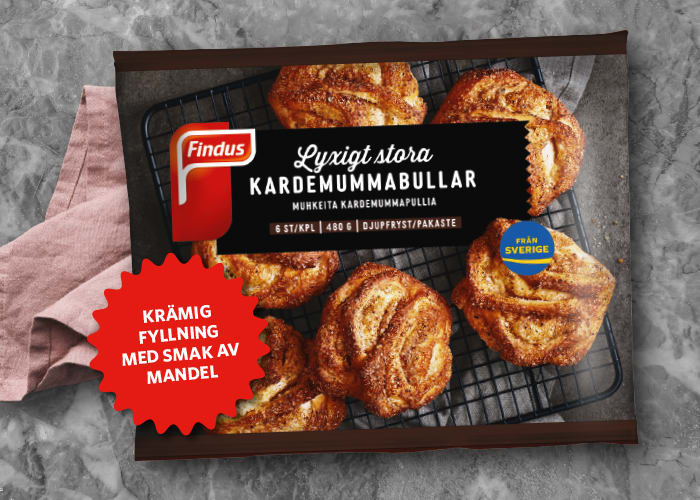 En plastförpackning med bild på bullar och texten "Lyxigt stora kardemummabullar"