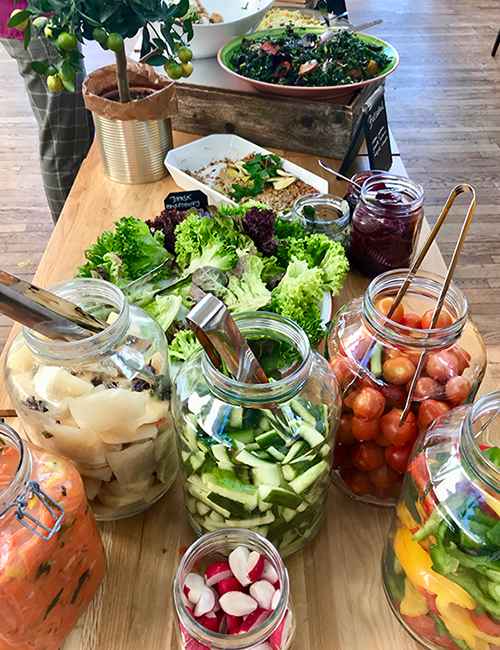 Ett buffetbord med grönsaker