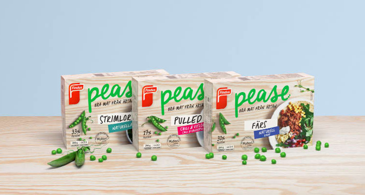 Tre förpackningar på ett bord med texten pease i grönt, ärter ligger utspridda framför