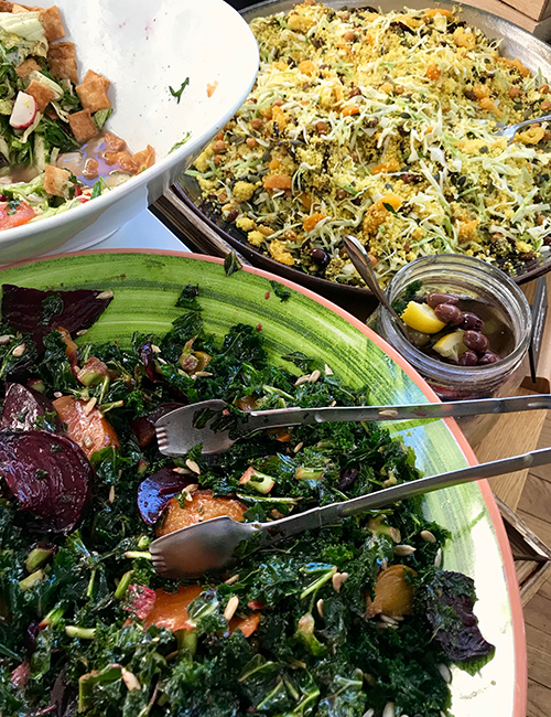 Två stora fat med sallader