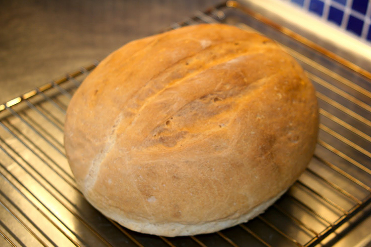 Ett ljust bröd på galler