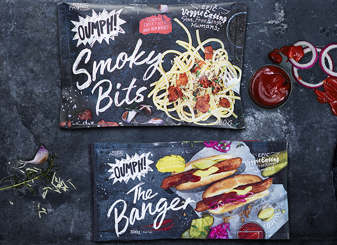 Förpackningar med Oumph!-prdukterna varmkorven Banger och smoky bits