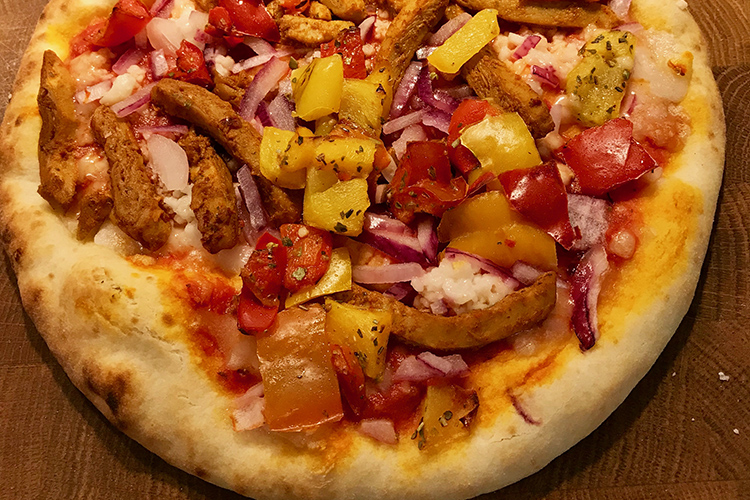 Pizza sedd uppifrån med paprika , rödlök och Oumph!-bitar