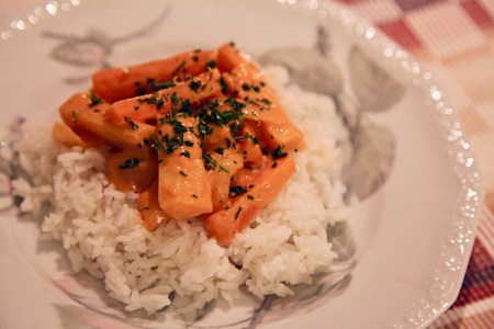 Ris med morötter i stavar med sås och hackad persilja