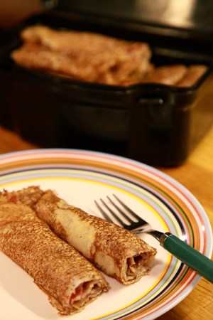 Två pannkaksrullar på ett fat