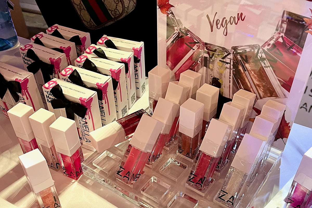 Ett ställ med Zanella läppglans