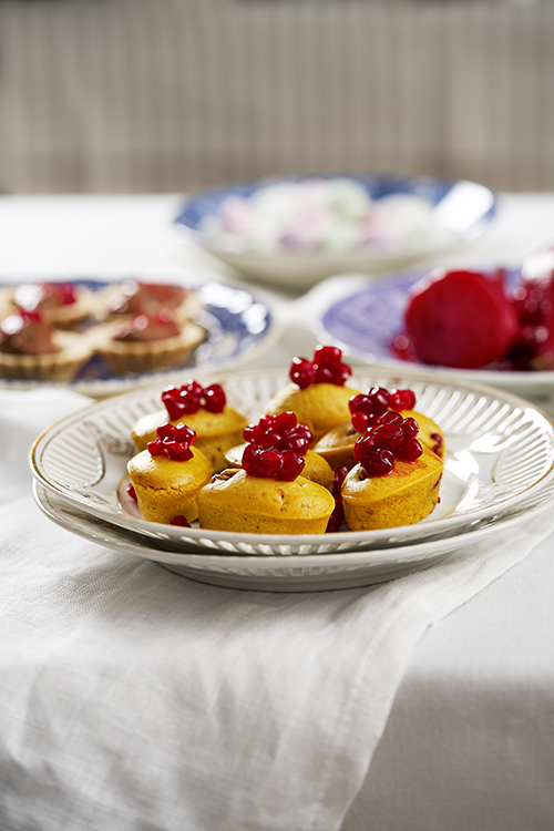 Saffranskakor på vitt fat